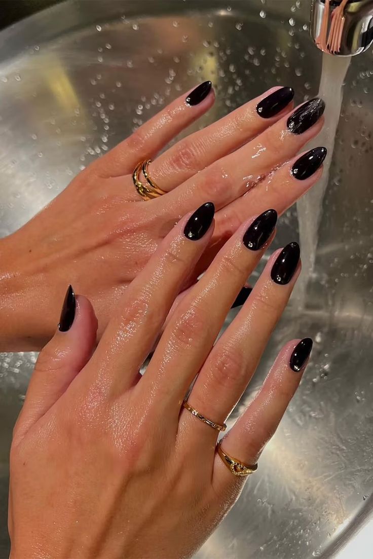 Nail Dark Designs, London Nails Aesthetic, Black Sparkle Nails Almond, Nails Black Almond, Edgy Almond Nails, The Red Nail Theory, Nails Inspiration Black, Red Nail Theory, Classy Black Nails