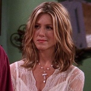 Rachel Greene, Friends Icon, Rachel Green Hair, Friends Serie, Rachel Hair, Jennifer Aniston Hair, Jennifer Aniston Hot, Hair Curling Tips, Brown Hair With Blonde Highlights