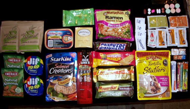 DIY MRE (24 hour kit that I would be happy have on hand! I never thought about the ready to go taco pouches, Great option) Diy Mre, Mre Meals, Homeless Bags, Meal Ready To Eat, 72 Hour Kits, Diy Survival, Survival Ideas, Survival Supplies, Poor Man