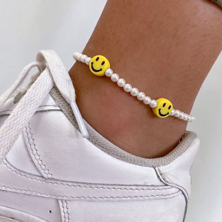 Smiley Jewelry, Vibe With Me, Preppy Bracelets, Preppy Jewelry, Pearl Anklet, Indie Jewelry, Bracelet And Necklace, Trendy Bracelets, Clay Bracelet