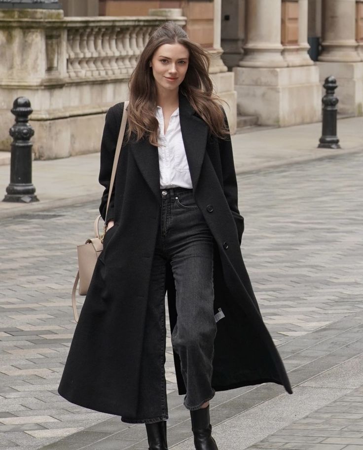 Black Long Coat Outfit Women Winter, Black Coat Styling, How To Style Black Coat, How To Style A Black Coat, Black Long Coat Outfit Women, Kaban Outfit, Long Dress Outfit Winter, Short Black Coat Outfit, Black Overcoat Outfit