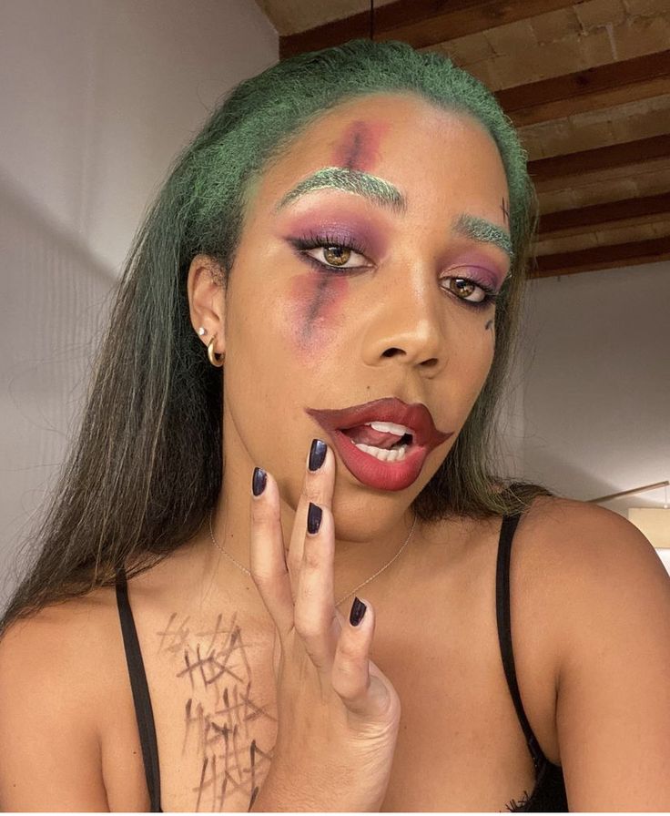 Black Woman Joker Costume, Joker Eye Makeup, Joker Smile Makeup, Joker Woman Makeup, Joker Makeup Women, Joker Women Costume Diy, The Joker Makeup Women, Simple Joker Makeup, Joker Girl Makeup