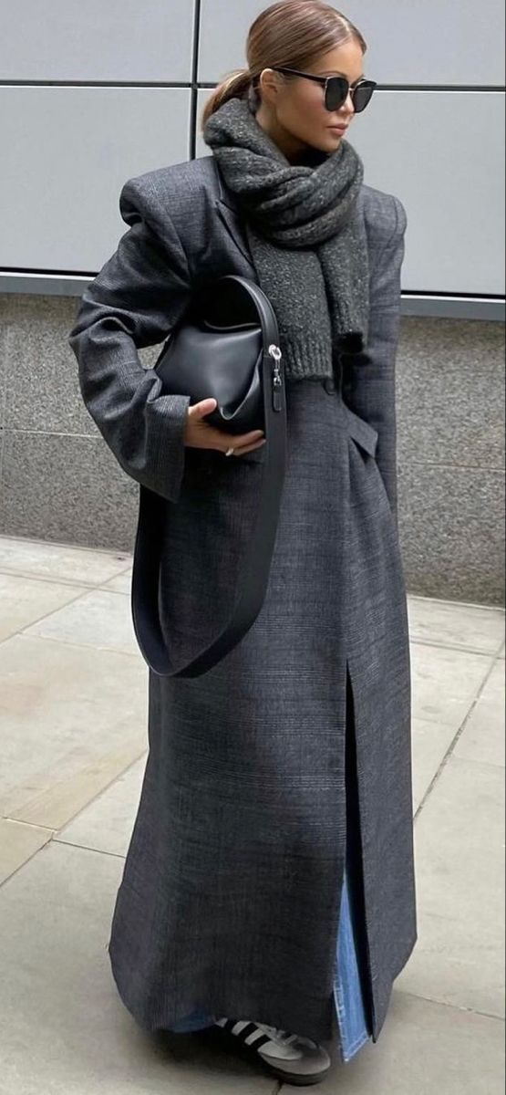 Maxi Coat Outfit, Layering Street Style, Spring Coat Outfit, Grey Coat Outfit, Street Style 2023, Coat Street Style, Grey Maxi, Coat Outfit, Style 2023