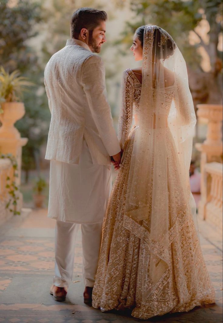 Nikkah Bride Photoshoot, Pakistan Wedding Photography, Bridal Shoot Ideas Pakistani, Wedding Indian Photoshoot, Engagement Ceremony Photos, Pakistani Wedding Couple Photoshoot, Nikkah Pictures Photo Ideas, Desi Wedding Shoot, Nikkah Shoot Poses