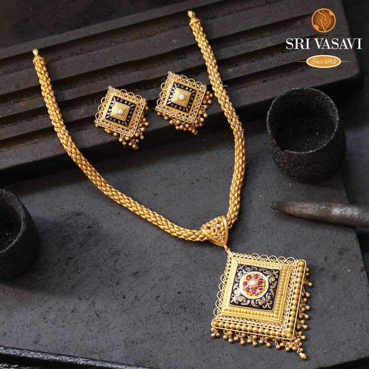 Gorgeously Stylish to the hilt, this short 22kt gold necklace is simplicity in elegance. featuring are beautifully-design neckpiece, the jewel is inlaid with gorgeous Pearl and Mozonit stones, which make it a great ethnic accessory. Gold Kitty Set Design Indian, Gold Dollars For Chains Women, Kitty Set Gold Jewellery Design, Pendent Set Gold, Gold Choker Necklace Designs, Indian Gold Necklace Designs, Choker Necklace Online, Gold Jewels Design, Choker Necklace Designs