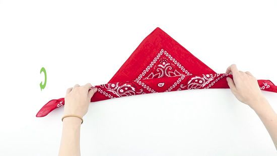 Ways To Tie A Bandana, Ways To Wear Bandanas, Bandana Looks, Style A Bandana, How To Wear Bandana, Tie A Bandana, Handkerchief Pattern, Bandana Folding, Bandana Bracelet