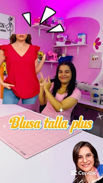 two women standing in front of a pink wall with the words blusa talla plus on it