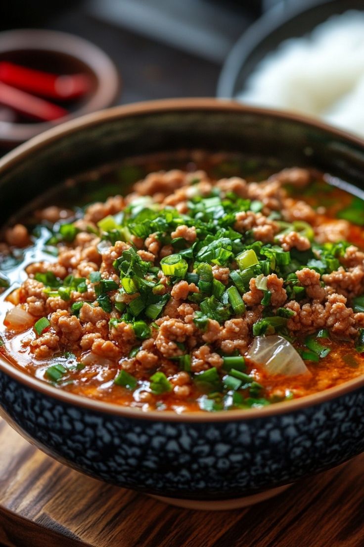 Spicy minced meat stew garnished with chopped green onions in a decorative bowl. Ground Pork Mushroom Recipes, Ground Pork Meal Prep, Ground Pork Sausage Crockpot Recipes, Ground Pork Soup Recipes, Ground Pork Recipes For Dinner Easy, What To Make With Ground Pork, Pork Chunks Recipes, Pork Meal Ideas, Asian Ground Pork