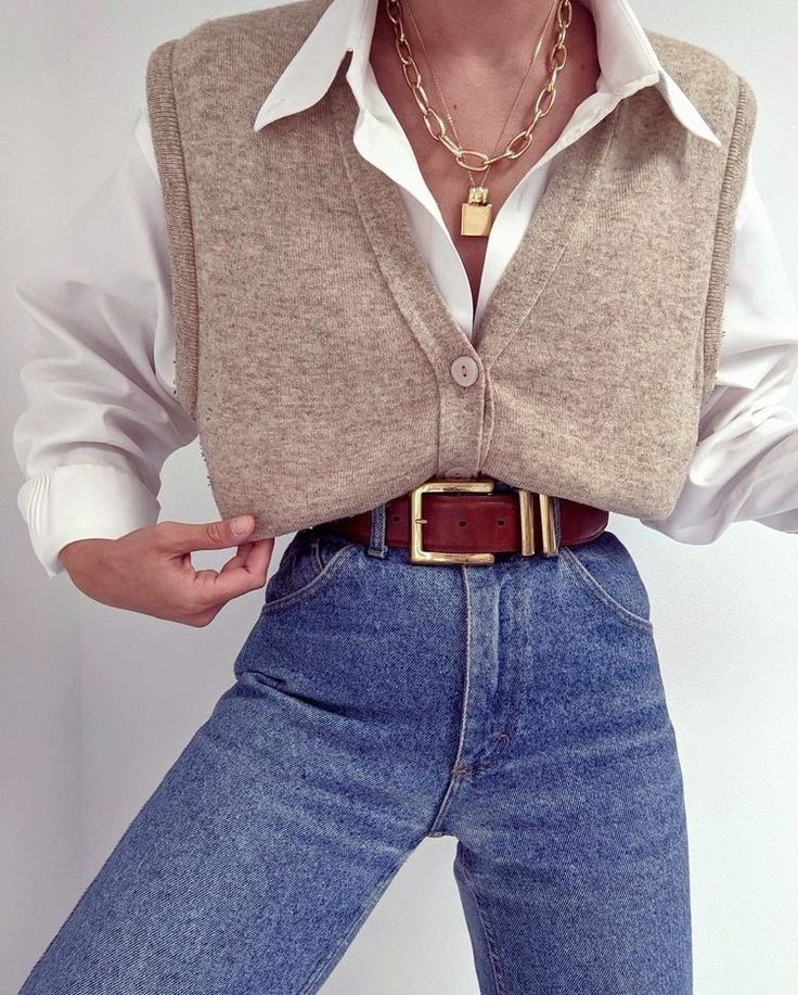 White Button Down Vest Outfit, Button Vest Outfits, Collard Shirt Outfits, Button Up Vest Outfit, Vintage Vest Outfit, Nanin Vintage, 90s Business Casual, Photography Vest, Blue Jeans Outfit