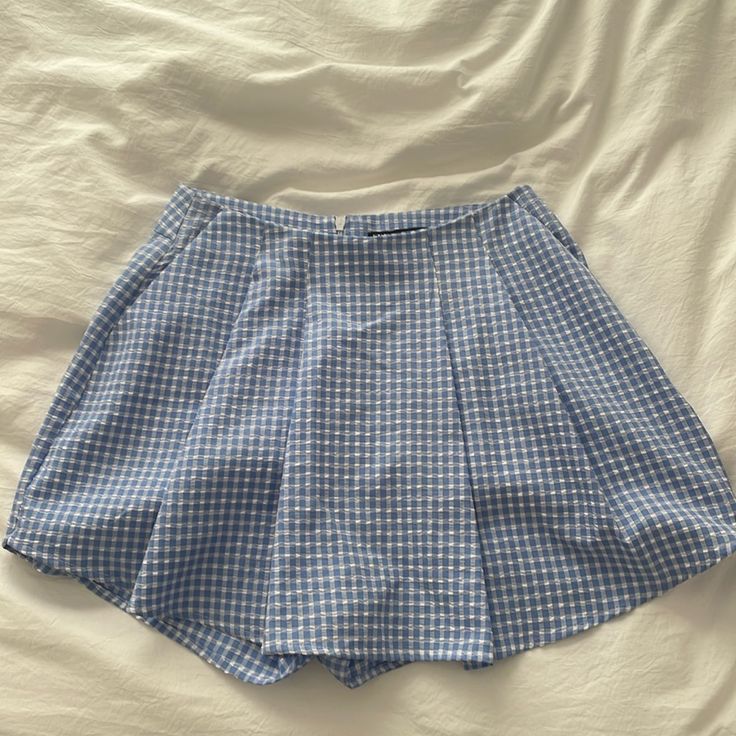 Never Worn Size Xs Subtle Front Pleats Plaid Cotton Shorts For Day Out, Chic Plaid Cotton Shorts, Preppy Cotton Shorts For Day Out, Gingham Cotton Shorts For Day Out, Cotton Gingham Shorts For Day Out, Preppy Gingham Bottoms For Summer, Preppy Blue Cotton Shorts, Preppy Summer Bottoms For Picnic, Preppy Spring Bottoms For Picnic