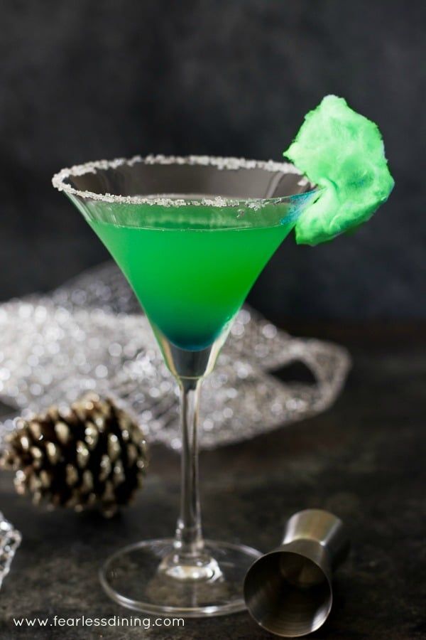 Holiday Cocktails ⋆ NellieBellie The Grinch Cocktail Recipe, Grinch Cocktail, Best Christmas Punch Recipe, Grinch Drink, Grinch Punch, Holiday Punch Recipe, Holiday Party Drinks, Christmas Drinks Recipes, Fun Drinks Alcohol