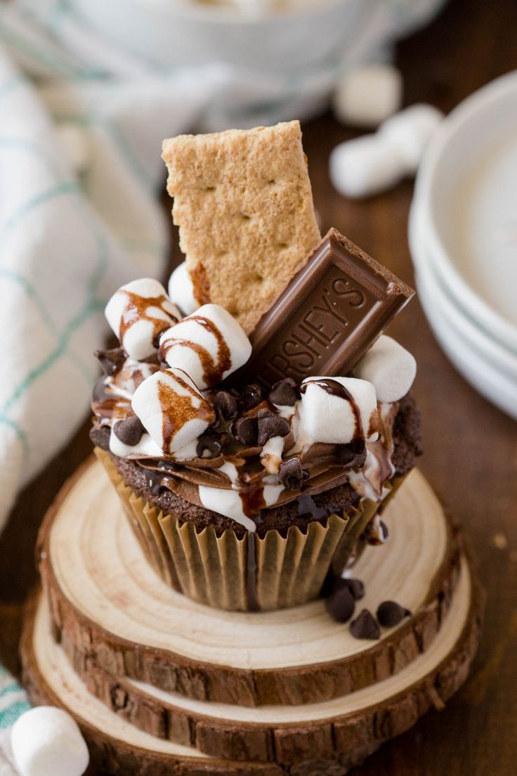 A s'mores cupcakes on a wooden stand. S Mores Cupcakes, Smores Cupcakes, Cupcake Cake Designs, Gourmet Cupcakes, Fall Cakes, Cupcake Flavors, Cupcakes Recipe, Yummy Cupcakes, Cute Desserts