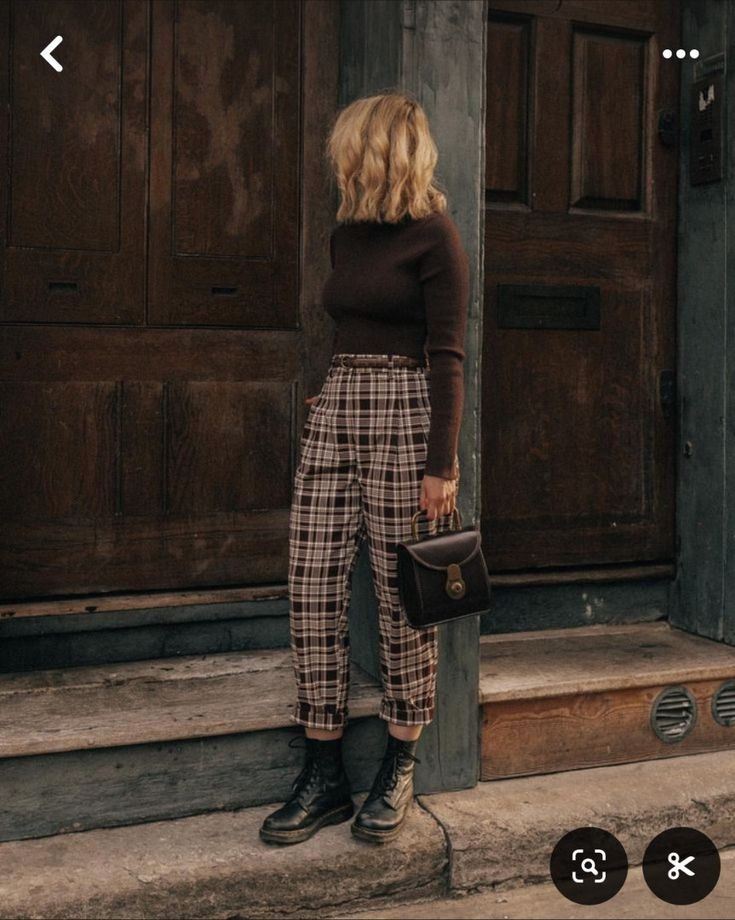 Academia Outfits Female, Psychology Outfits, Barista Outfit Aesthetic, Sarah Mantelin, Academia Romance, Brown Aesthetic Outfit, Barista Outfits, Dark Academia Outfits, Dark Academia Outfit