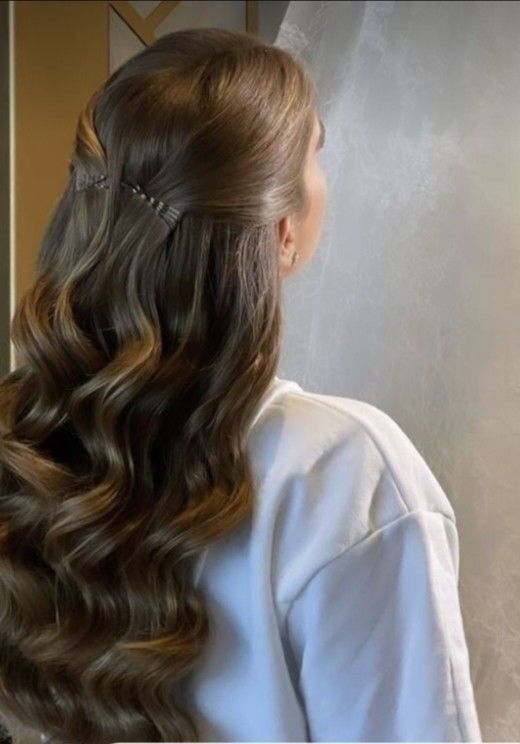 Pulled Back Front Hairstyle, Pinned Back Wavy Hair, Dark Brown Prom Hair, Curled Hair Pinned To Side, Hair Styles For Long Brown Hair, Homecoming Hair Straight, Hair Styles For Long Hair Length Wedding, Prom Hair Classy, Prom Hairstyles Aesthetic