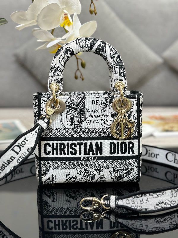 Charm - Dir Bags - 220 White Dior Bag, Paris Embroidery, Embroidery Bags, Evening Clutch Bag, Bags Designer Fashion, Bag Women, Tote Backpack, Peta, Dior Bag