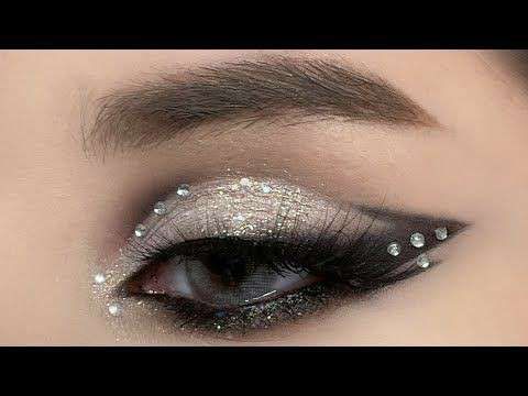 White Glitter Makeup, Kill Makeup, Medusa Makeup, Glitter Makeup Tutorial, Black And White Makeup, Silver Eye Makeup, Make Up Designs, Black Eye Makeup, Concert Makeup