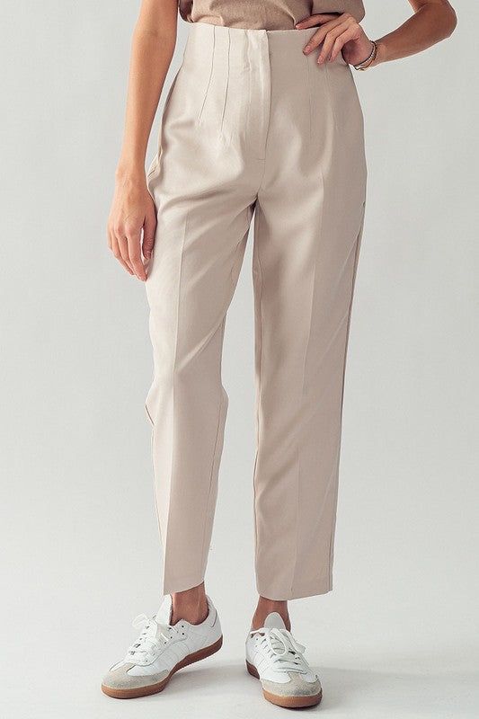 Discover the essence of elegance and comfort with our high-waist pleated casual pants from China. Adorned with a sophisticated hook closure, these pants seamlessly blend style and practicality. The high waist accentuates your silhouette, while the pleats add a touch of sophistication, making these pants a versatile choice Pegged Pants, Peg Pants, Pleated Pants, The High, High Waisted Pants, Casual Pants, High Waist, Essence, High Waisted