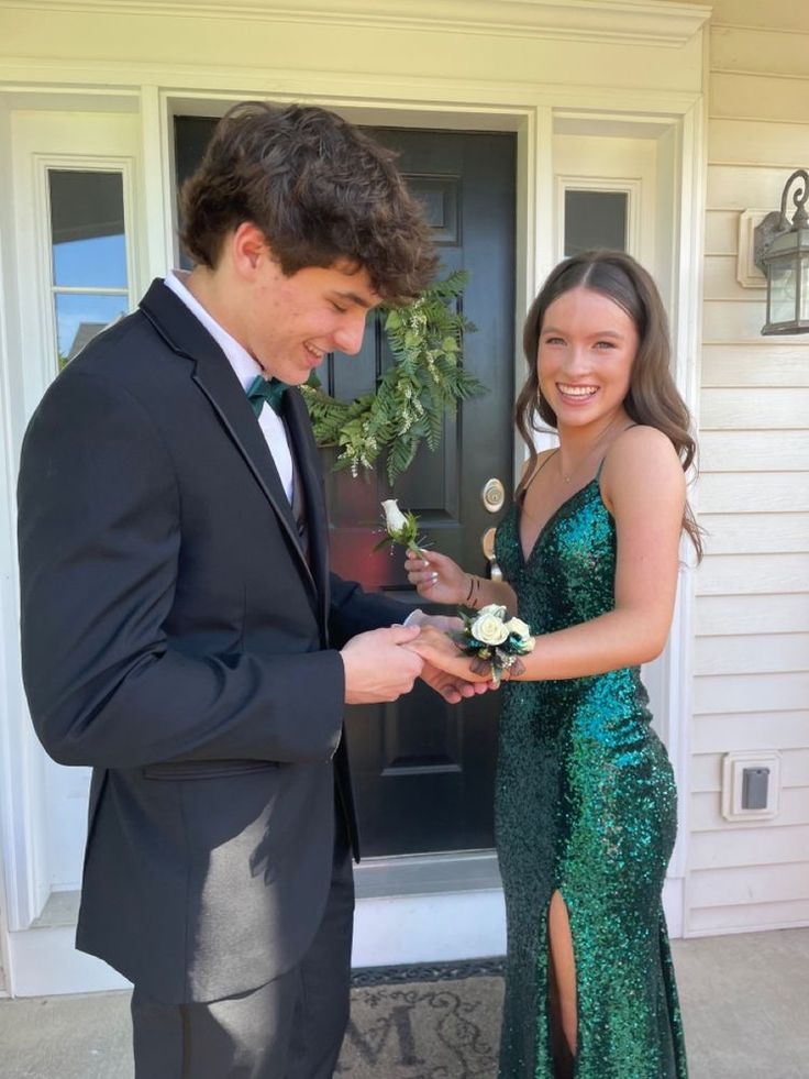 Mermaid Green Prom Dress, Cute Hoco Matching Outfits, Cute Prom Outfits Couples, Green Hoco Dress Couple, Dark Green Hoco Couple, Prom Dresses 2023 Green, Green Hoco Couple, Green Prom Couple Outfit, Prom Dates Matching