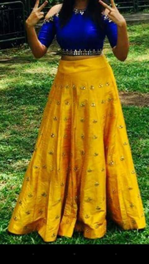 ik pal je mukh mhora duja shaa bi awe na  me tera nam teadi ah me bas tenu chadi ah me kamli jad rhopendi ah  menu gal nal lada ah Lehenga Crop Top, Crop Top Lehenga, Indian Skirt, Half Saree Lehenga, Lehenga Blouse, Long Frocks, Indian Gowns, Blouse Design Models, Skirt Long