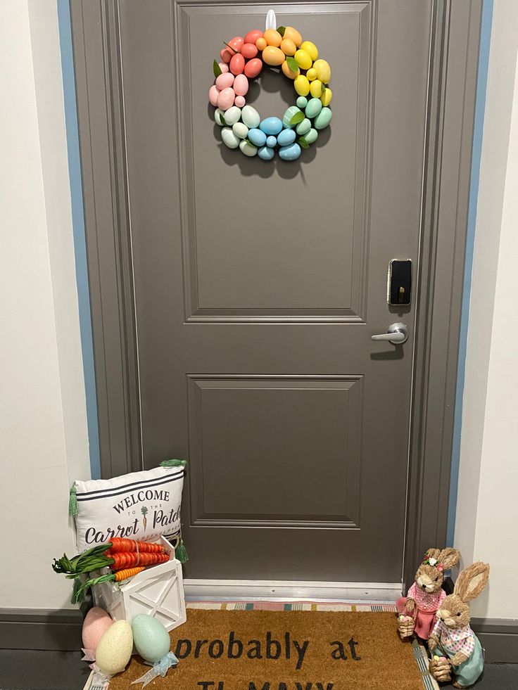 I have often struggled decorating my apartment door. I used to believe decorating house doors were easier. Now I’m stepping out of the box and decorating my apartment door until I can one day afford a home. Decorate Dorm Room, Apartment Door Decorations, Decorate Dorm, Easter Door Decorations, Dorm Room Doors, Easter Door Decor, Apartment Door, Easter Door, Room Door