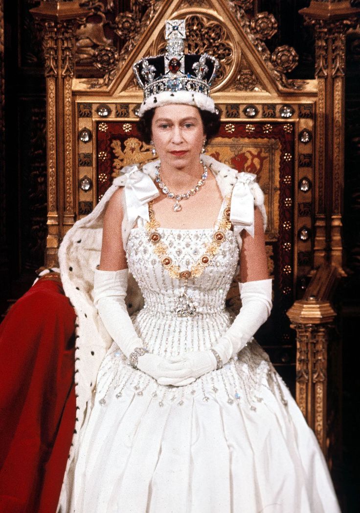 the queen of england in her coronation dress