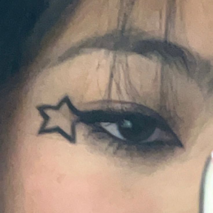 How To Draw A Star With Eyeliner, School Makeup With Eyeliner, Star Makeup Y2k Tutorial, Stargirl Makeup Tutorial, Stargirl Makeup Aesthetic, Cute Star Makeup, Star Makeup Look Y2k, Star Sticker Makeup, Star Eyeliner Tutorial