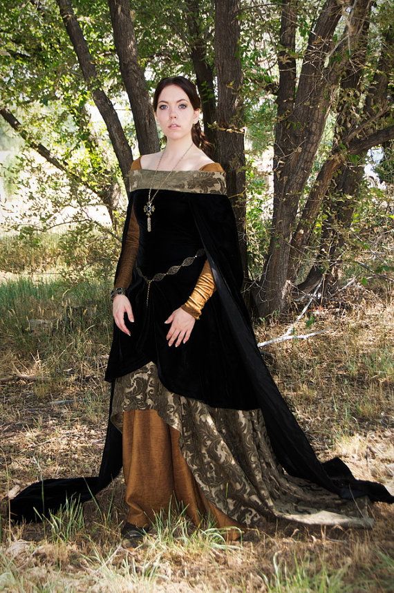 This beautiful dress was inspired by a woman featured in the manuscript Très Riches Heures du Duc de Berry. Armor Accessories, Elven Costume, Medieval Dresses, Medieval Costumes, Historical Gowns, Medieval Gown, Medieval Clothes, Medieval Wedding, Warrior Women