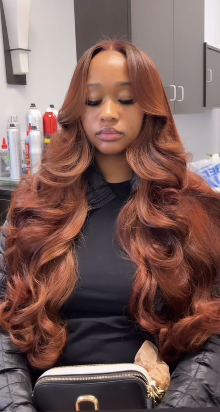 Birthday Hairstyles Middle Part, Hair Dyed On Brown Skin, Fall Birthday Hairstyles, Graduation Hair Color Ideas, Autumn Hair Styles Black Women, Fall Color Hairstyles For Black Women, Ginger Fall Hair Color, Fall Wigs Black Women, New Hair Inspiration