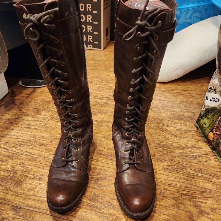 Born Knee High Brown Riding Boots, Women's Size 8. These Tall Boots Have Never Been Worn Before, I Only Took Them Out Of The Box. They're Made With Genuine Leather And Will Be Quite Durable While Stretching To Fit You Over Time. Brown Western Lace-up Moto Boots, Brown Vintage Boots, Brown Riding Boots, Born Shoes, Tall Boots, Lace Up Boots, Knee High Boots, Stretching, Riding Boots