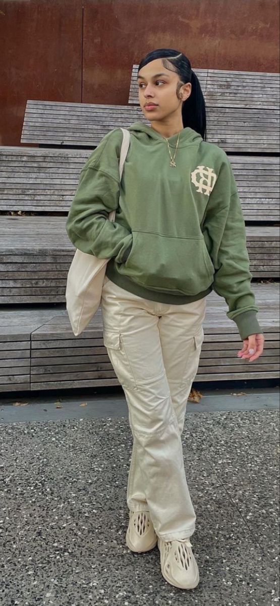 Green Hoodie Outfit Black Women, Sage Green Hoodie Outfit, Green Hoodie Outfit, Yeezy Outfit Women, Sneaker Outfits Women, La Outfits, Streetwear Fits, Baggy Clothes, Causal Outfits