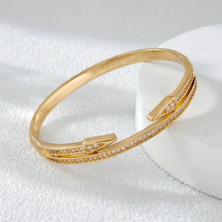 Brand New Women's Diamond & Gold Bangle Bracelet 14k Gold Plated Sterling Silver Genuine 2ct Radiant Cut Lab Created Diamonds 7" - The Most Common Women's Size Retail Price $350 Buy With Confidence From A Top Rated Seller With A 99%+ Feedback Rating! A0419 (Id-1121) Fine Jewelry Tarnish Resistant Diamond Bangle, Tarnish Resistant Diamond Bangle Bracelet, Tarnish-resistant Diamond Bangle Bracelet, White Gold Tarnish Resistant Diamond Bangle, Tarnish Resistant White Gold Diamond Bangle, Diamond Accented Bangle Bracelet For Gifting, Adjustable Bangle Diamond Bracelet In Fine Jewelry Style, Adjustable Gold Bracelet With Diamond Accents, Tarnish Resistant Diamond Bangle For Anniversary