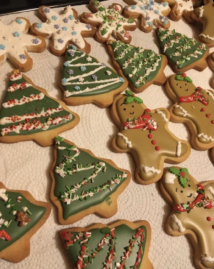 many decorated christmas cookies on a table