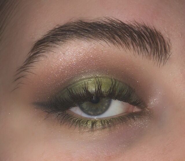 Cool Green Eyeshadow Looks, Green Eyeshadow Looks For Green Eyes, Wedding Eyeshadow For Green Eyes, Dark Green Simple Makeup, Eyes Makeup For Green Eyes, Light Green And Silver Eye Makeup, Green Makeup For Green Eyes, Green Eyes Green Makeup, How To Green Eyeshadow