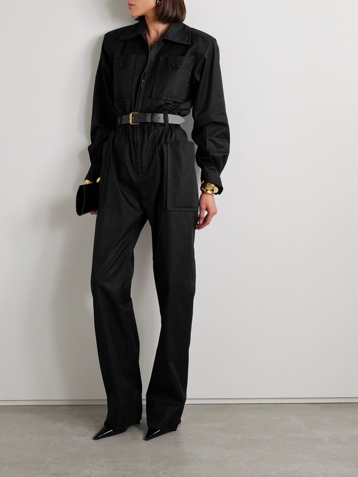 SAINT LAURENT's jumpsuit set the chic, utilitarian tone for its Spring '24 runway where it debuted in a variety of neutral colors. Made from cotton-twill, it has a sharp point collar and removable leather belt with a gold-tone buckle. The dramatic chest pockets draw inspiration from the label's iconic 'Saharienne' jacket. Black Leather Jumpsuit, Cotton Jumpsuit, Brown Leather Belt, Sports Suit, Short En Jean, Jeans Jumpsuit, Black Jumpsuit, Minimal Fashion, Jeans Dress