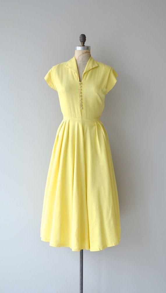 Sonnenschein dress 1940s linen dress vintage 1940s by DearGolden 40s Mode, 1940 Dress, Fashion 1940s, Thanksgiving Dress, 1950s Style, 40s Fashion, Dress Linen, 1940s Dresses, Stretchy Dress