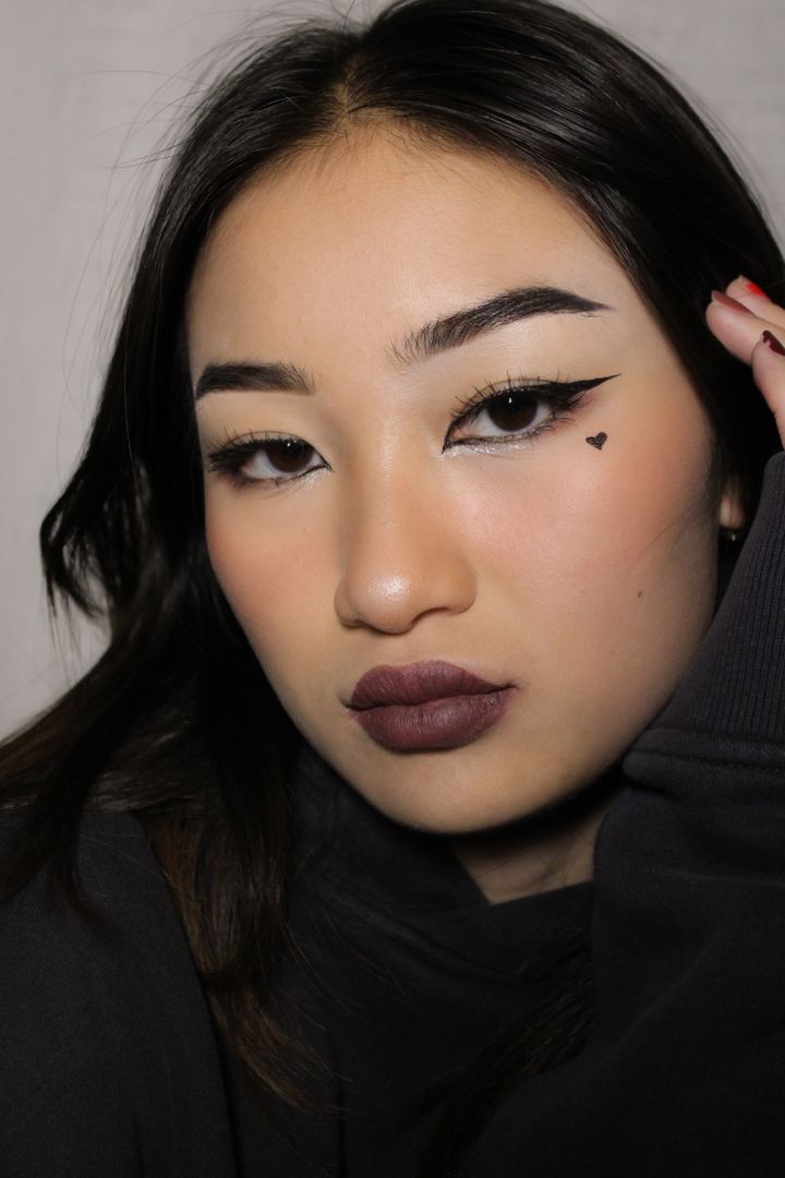 Black Eyeliner Hooded Eyes, Fox Eyeliner Hooded Eyes, Epicanthic Fold Eye Makeup, Asian Hooded Eyes Eyeliner, Epicanthic Fold Eyeliner, Eyeliner Hooded Eyes Asian, Egirl Makeup Hooded Eyes, Straight Eyeliner Asian Eyes, Graphic Liner Asian Eyes