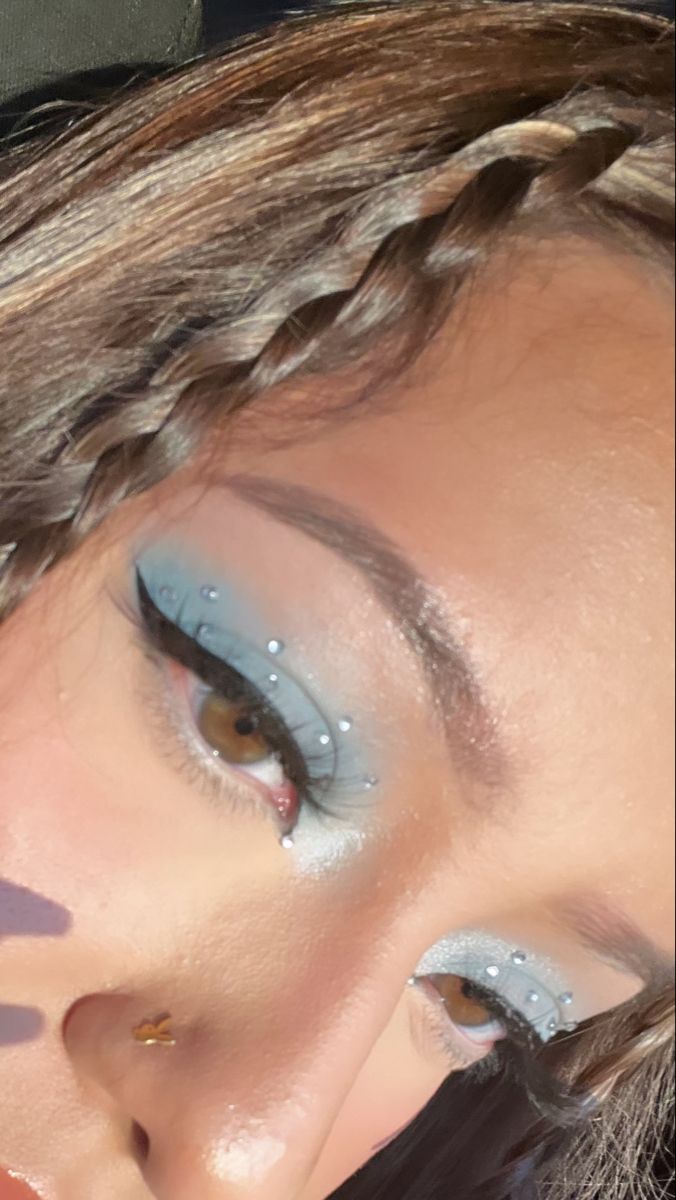 Blue Spirit Day Makeup, Blue Gemstone Makeup, Light Blue Rhinestone Makeup, Rhinestone Blue Makeup, Blue Eyeshadow Looks With Rhinestones, Blue Eye Makeup With Rhinestones, Light Blue Euphoria Makeup, Light Blue Fairy Makeup, Blue Makeup Looks With Gems