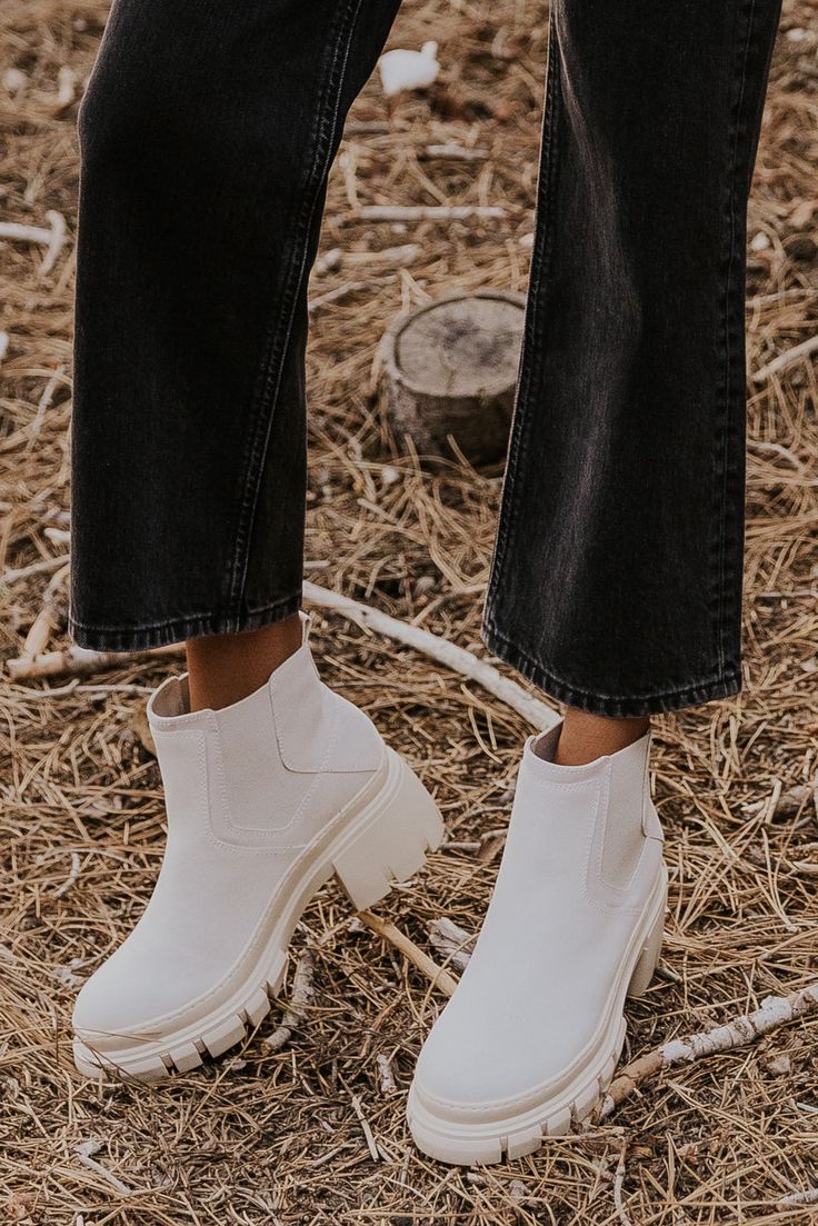 Autumn Shoes Women, Trendy Womens Shoes, Spring Essentials, Fall Booties, Womens Fashion Inspiration, Chunky Block Heels, On The Horizon, Best Dressed, Chunky Boots