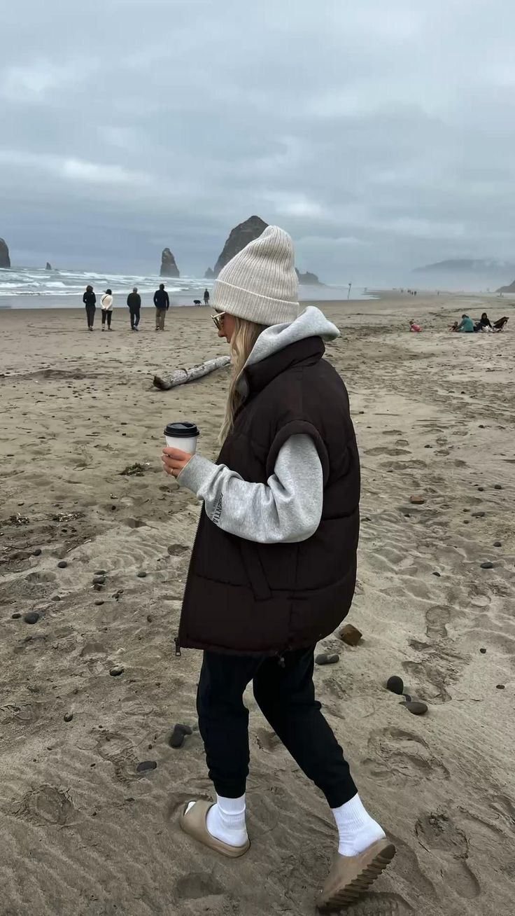 Beach Outfit Cold Weather Winter, Cozy Car Ride Outfit, Beach Winter Outfit Ideas, Outfits For The Coast Cold, California Beach Outfit Winter, Cold Weather Fits Aesthetic, Winter Park Outfits, Winter East Coast Outfits, Winter Lake Outfit