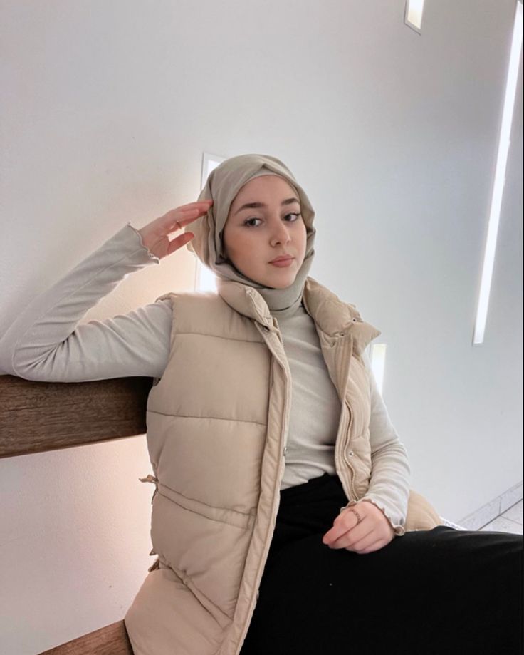 Puffer vest | puffer vest outfit | beige outfit | neutral colors | neutral outfit | hijabi ootd | hijabi outfit | everyday outfit | Puffer Vest Outfit Beige, Hijabi Vest Outfit, Beige Puffer Vest Outfit, Puff Vest Outfit, Sleeveless Puffer Jacket Outfit, Tokyo Winter Outfit, Tokyo Winter, Hijabi Ootd, Beige Puffer