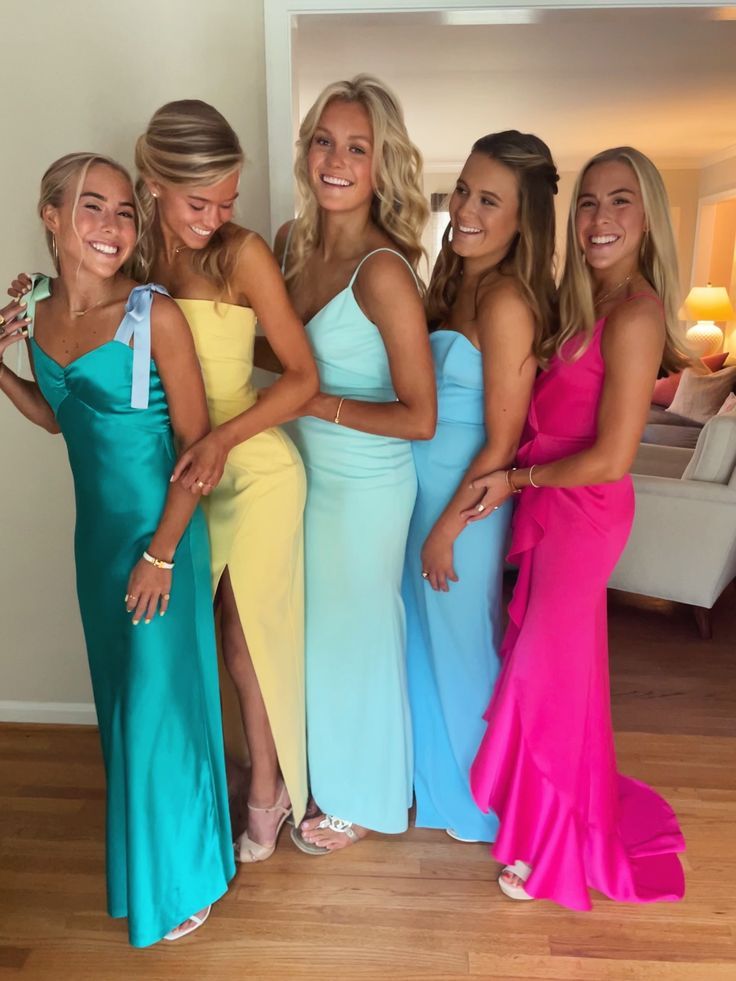 Vintage Style Prom Dresses, Sorority Formal Dress, Vintage Prom Dresses, Prom Picture Poses, Classic Prom Dress, Sorority Formal, Prom Photoshoot, Prom Dress Inspo, Preppy Prom