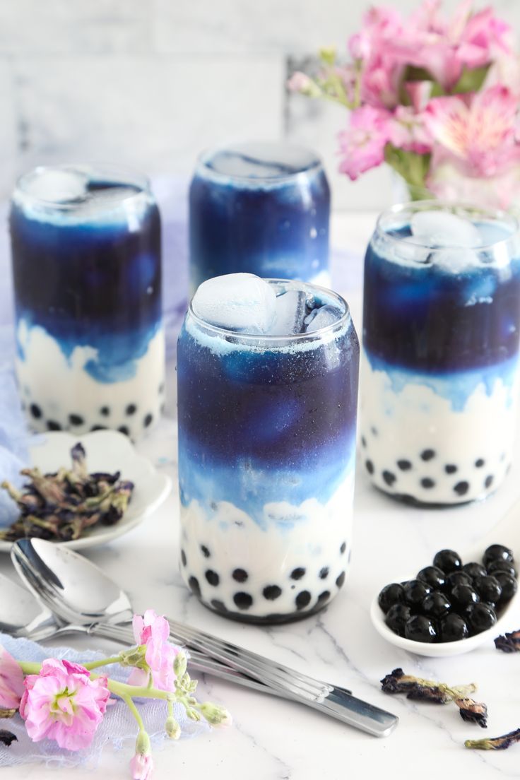 A layered drink with black tapioca pearls in the bottom  swirls together sweet coconut milk and sapphire blue butterfly pea flower tea. Study Drinks, Blue Boba, Resep Starbuck, Boba Tea Recipe, Boba Recipe, Bubble Tea Recipe, Butterfly Pea Tea, Butterfly Pea Flower Tea, Pearl Tea