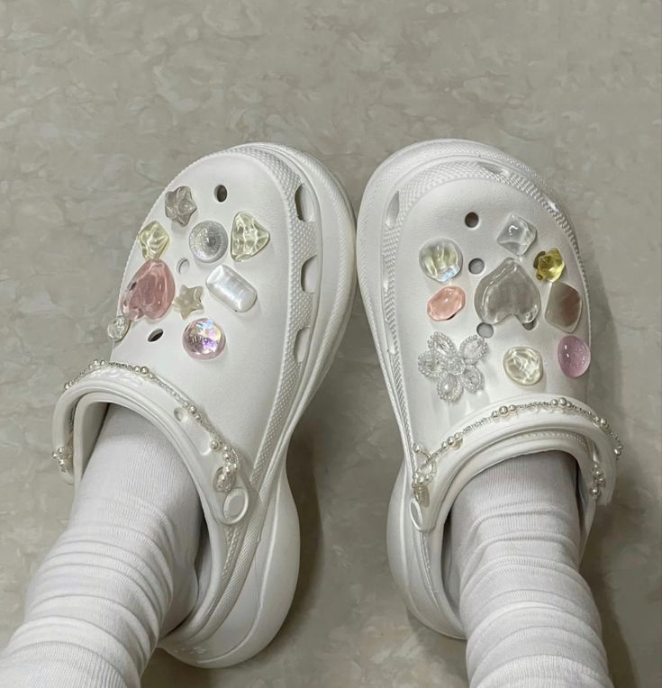 #crocs #clogs #charms #shoes #decoration #accessories #pink #white #fashion Jibbitz Crocs Ideas White, White Crocs Jibbitz Ideas, Crocs Charms Aesthetic, White Crocs Aesthetic, Crocs Decorations, Jibbitz Crocs Ideas, Jibbitz Crocs Charms, Jibbitz Ideas, Crocs Aesthetic