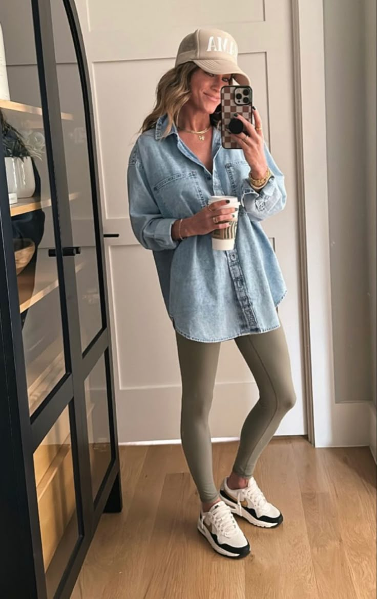 Sahm Wardrobe, Sports Mom Outfit, Outfits Street Styles, Mom Outfits Spring, Look Boho Chic, Look Legging, Trendy Spring Outfits, Mum Fashion, Vegas Outfit