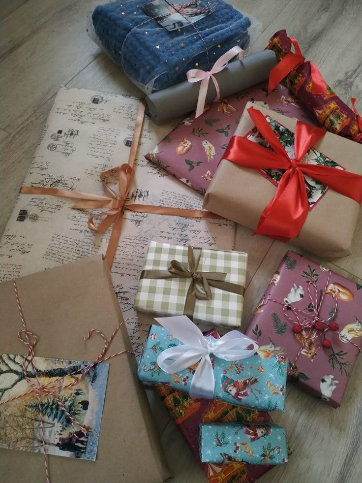 many wrapped presents are sitting on the floor