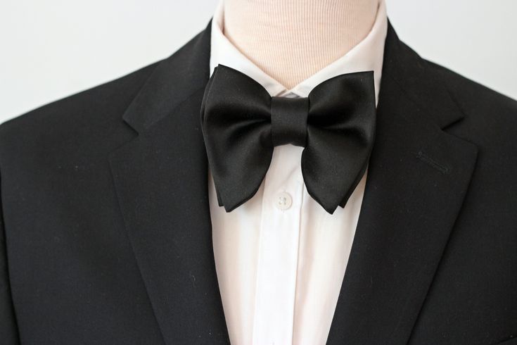 This is a big Black mens satin butterfly oversized bow tie. Suitable as a tuxedo suit wedding bow tie or groomsmen bow tie gift. Also can be for boys prom, homecoming bow tie. Made in Europe out of premium not too shiny satin cotton fabrics. ITEM DETAILS: Men's bow tie: Pre-tied bow butterfly style size: 5" x 4" /13x10cm Adjustable fabric strap with metal hardware to neck size: 14" - 25"/60cm For shipping information click here. Black velvet bow tie mens wedding set, groomsmen rose gold gift, po Tom Ford Bow Tie, Wedding Bow Tie, Velvet Bow Tie, Groomsmen Bowtie, Rose Gold Gifts, Black Velvet Bow, Butterfly Style, Bow Tie Set, Bow Tie Wedding