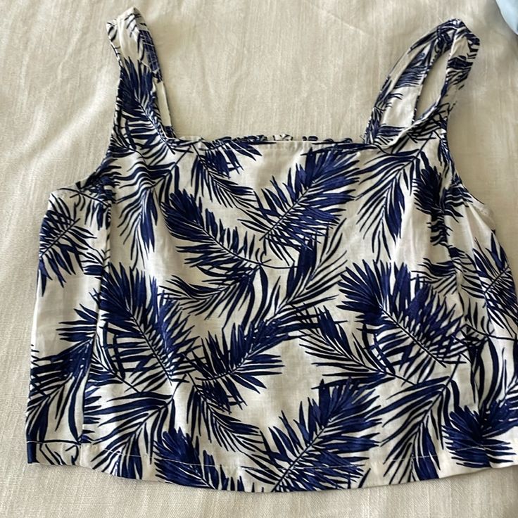 Never Worn! Blue Tropical Print Cotton Tops, Blue Cotton Tops With Tropical Print, Blue Summer Crop Top For Vacation, Casual Tropical Print Crop Top For Summer, Blue Cotton Crop Top For Beach Season, Chic Blue Crop Top For Vacation, Blue Printed Crop Top For Summer, Casual Blue Printed Crop Top, Blue Cotton Crop Top For Vacation