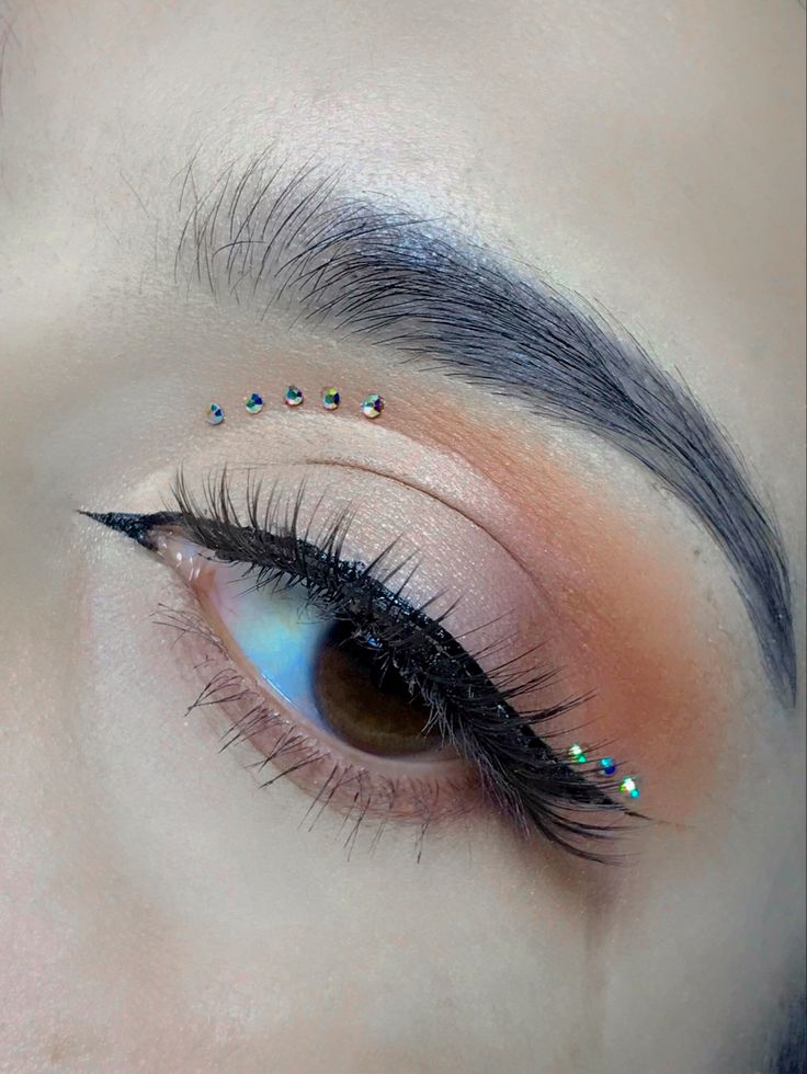 Maquillaje, delineado Simple Eyeshadow With Gems, Simple Rhinestone Eye Look, Rine Stone Makeup Simple, Makeup Piedras, Make Para Show, Euphoria Makeup Pearls, Crease Eyeliner, Cutcrease Eyemakeup, Mackup Ideas