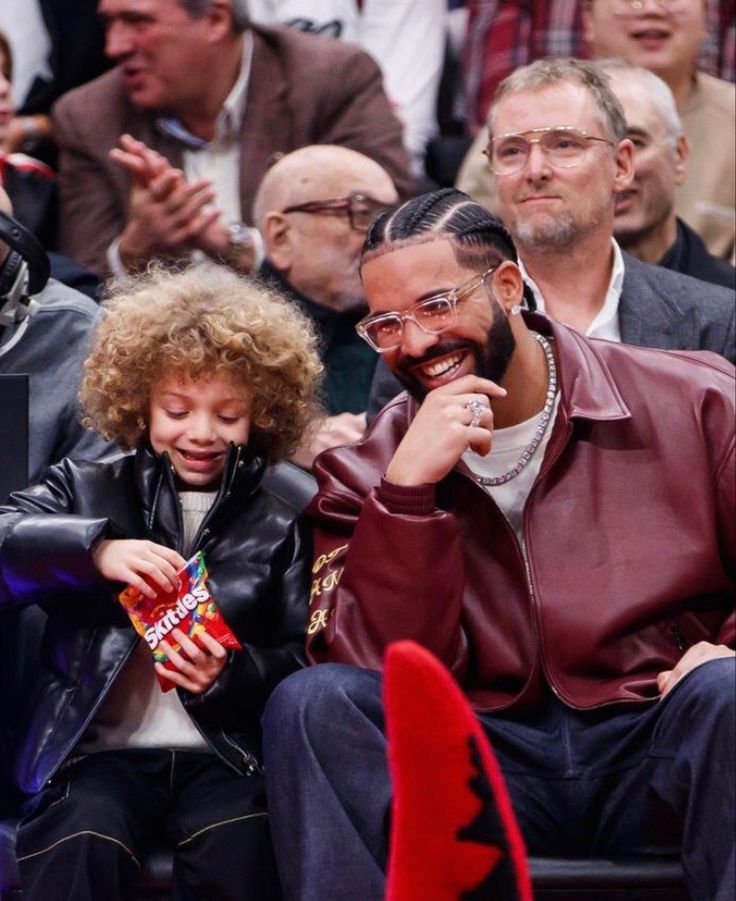 Drake with son Adonis at Rapture game. They are so adorable right here ❤️ Drake Son, Adonis Graham, Drake Outfits, Dark Lovers, Aubrey Graham, Cute Travel Outfits, Champagne Papi, Space Colony, Dad Pictures