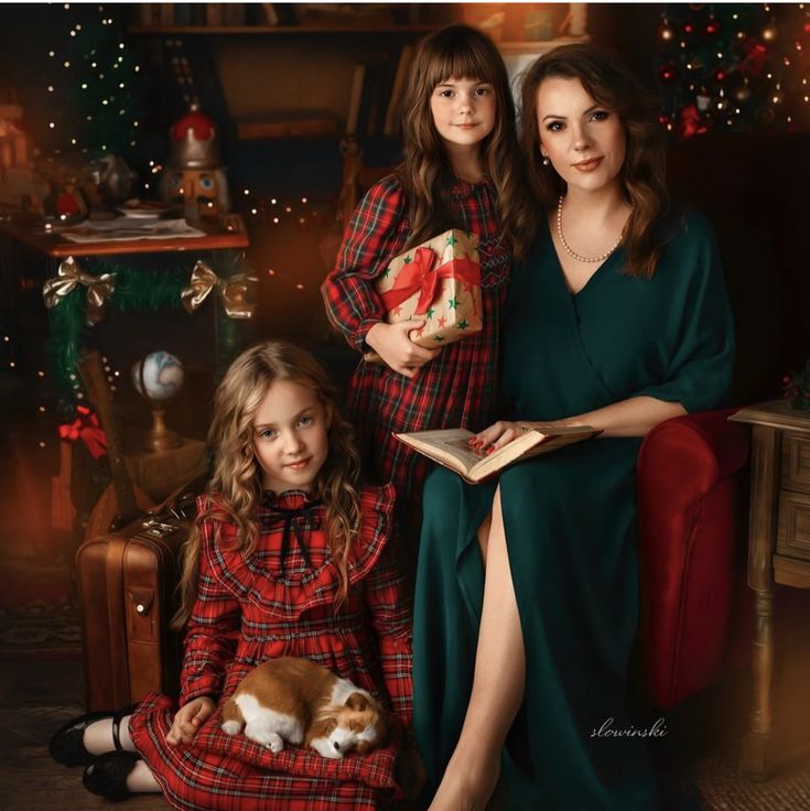 Christmas Outfit Ideas For Photoshoot, Sisters Christmas Outfits, Christmas Outfits Photoshoot, Christmas Photo Shoot Outfits Family, Christmas Outdoor Photoshoot, Elegant Christmas Photoshoot Family, Family Christmas Photoshoot Outfits, Family Christmas Picture Outfits, Christmas Pictures With Baby